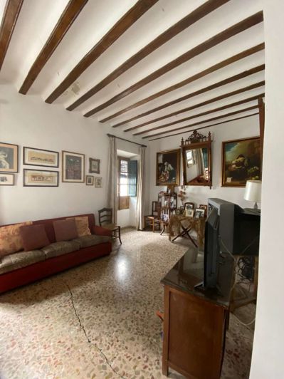 Image No.17-8 Bed Property for sale