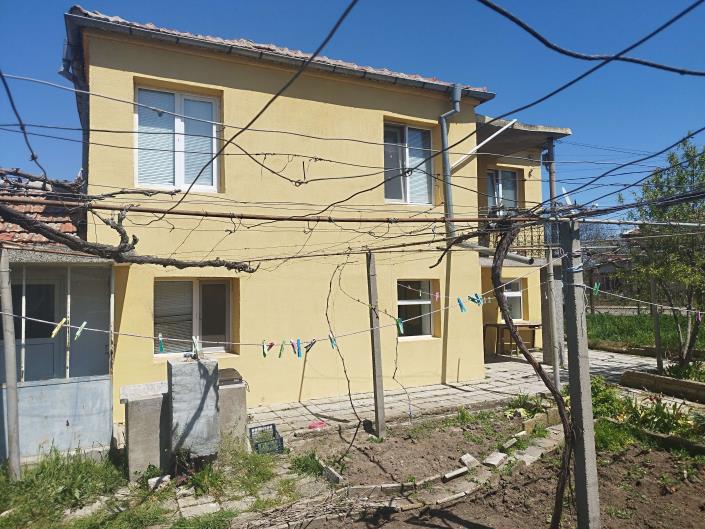 Image No.2-Maison de campagne de 3 chambres à vendre à Yambol 