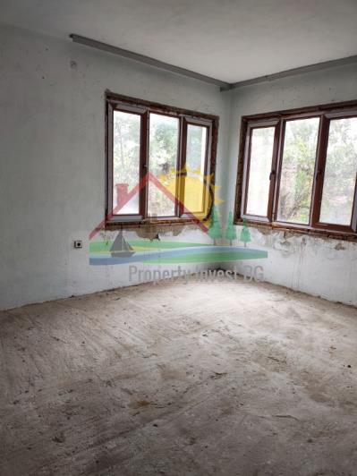 Image No.5-Maison de campagne de 4 chambres à vendre à Yambol 