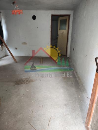 Image No.7-Maison de campagne de 4 chambres à vendre à Yambol 