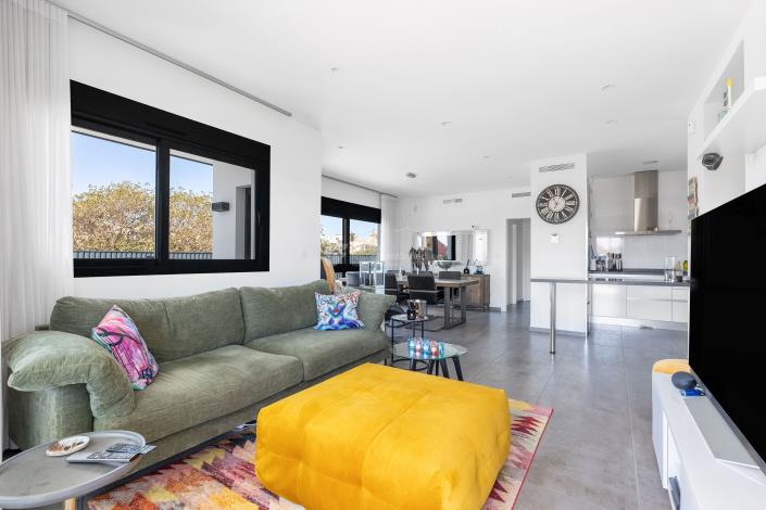 Image No.6-4 Bed House for sale