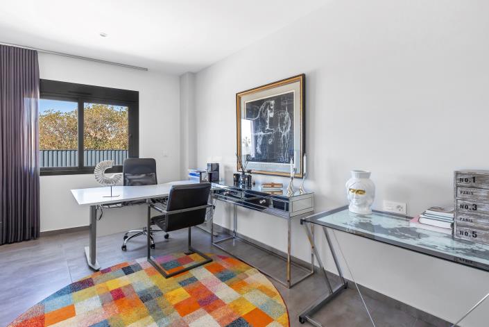 Image No.17-4 Bed House for sale