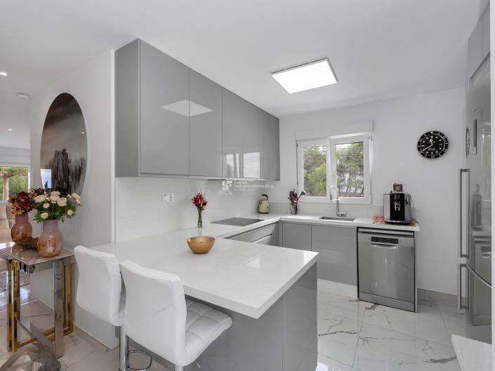 Image No.12-3 Bed House for sale