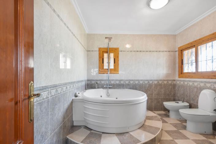 Image No.12-5 Bed Villa for sale