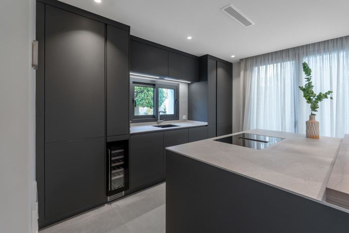 Image No.12-5 Bed Property for sale