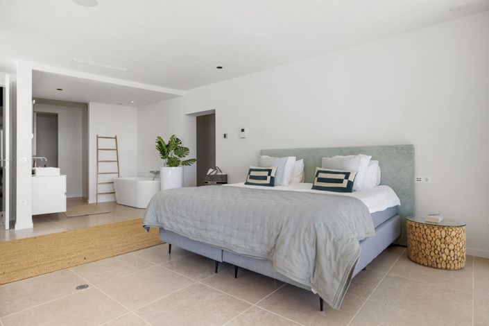 Image No.14-5 Bed Property for sale