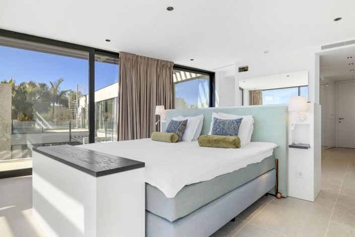 Image No.17-5 Bed Property for sale