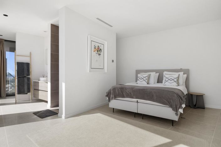 Image No.29-5 Bed Property for sale