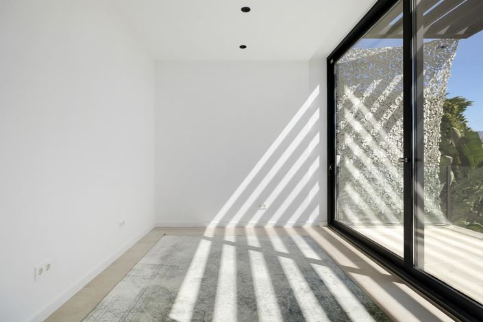 Image No.31-5 Bed Property for sale