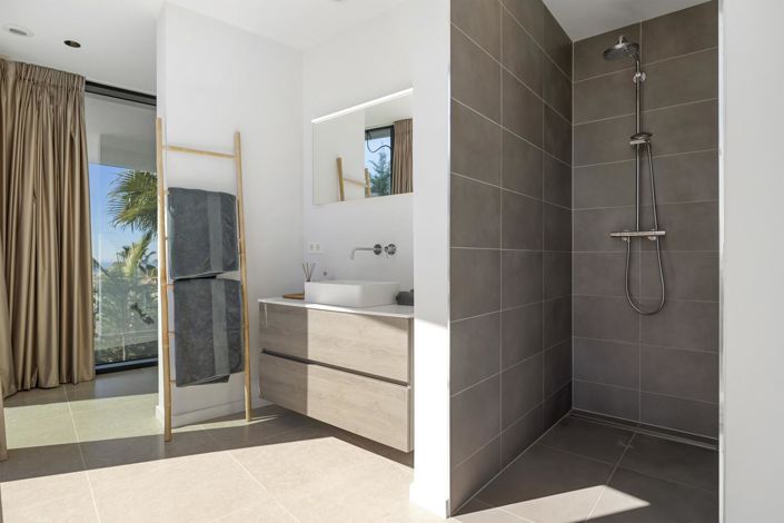 Image No.9-5 Bed Property for sale