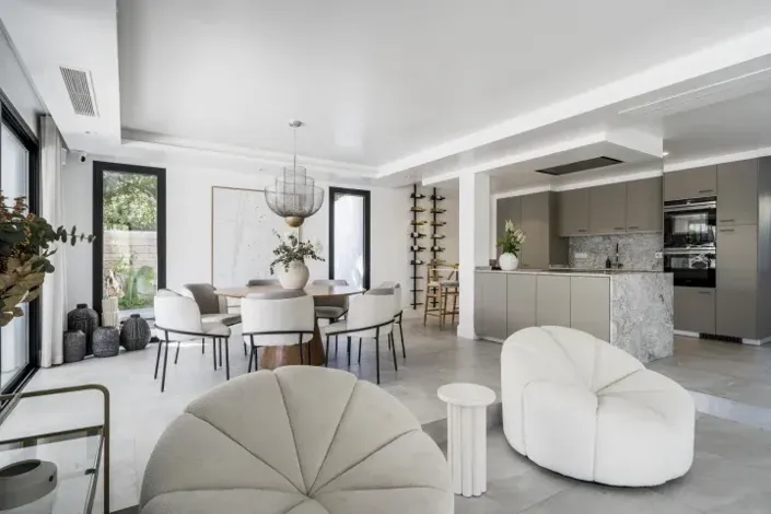 Image No.12-6 Bed Property for sale