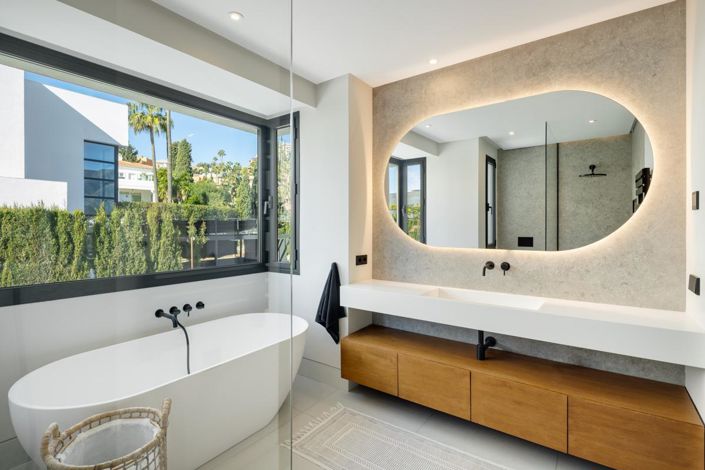 Image No.31-5 Bed Property for sale