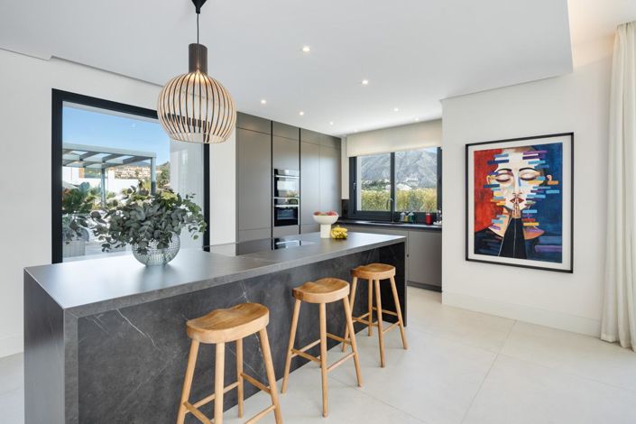 Image No.8-5 Bed Property for sale