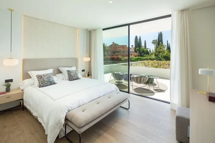 Image No.10-5 Bed Property for sale