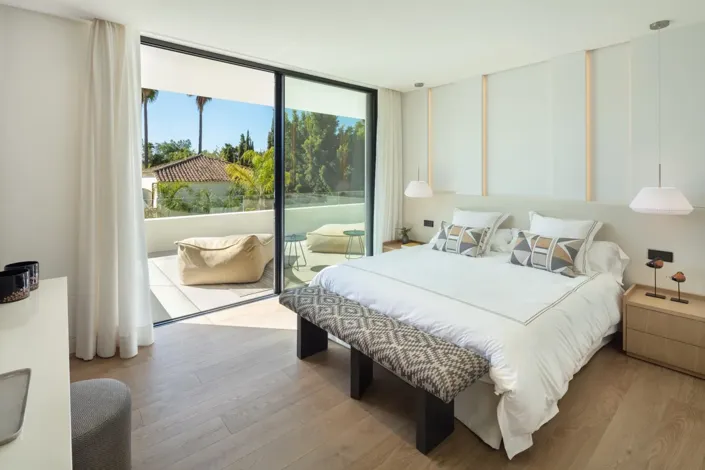 Image No.8-5 Bed Property for sale