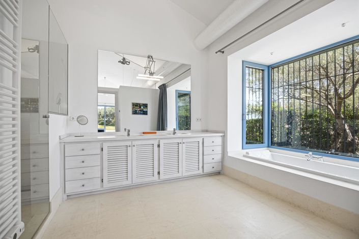 Image No.32-5 Bed Property for sale