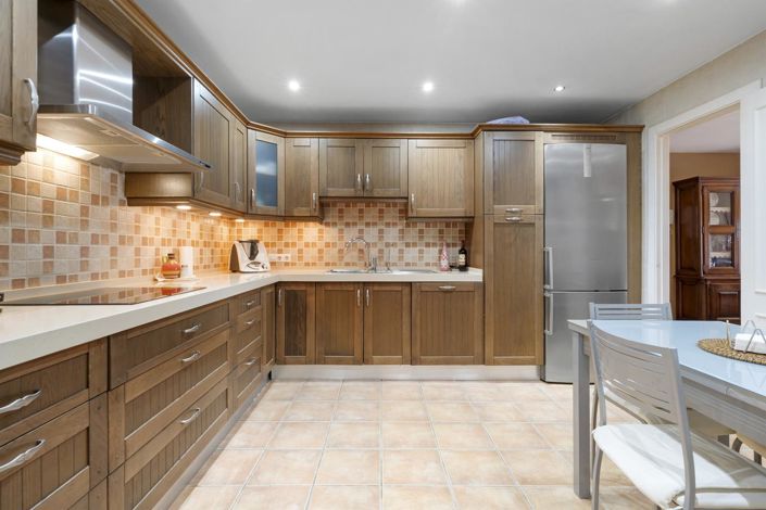 Image No.15-3 Bed Property for sale