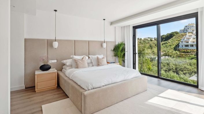 Image No.2-6 Bed Property for sale