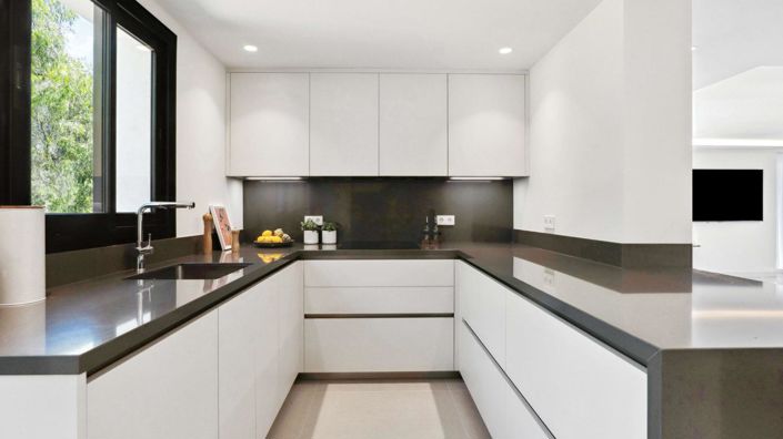 Image No.6-6 Bed Property for sale