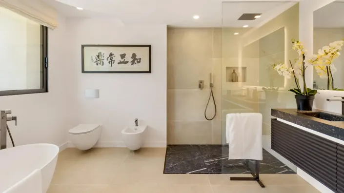 Image No.24-5 Bed Property for sale