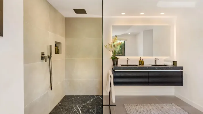 Image No.8-5 Bed Property for sale