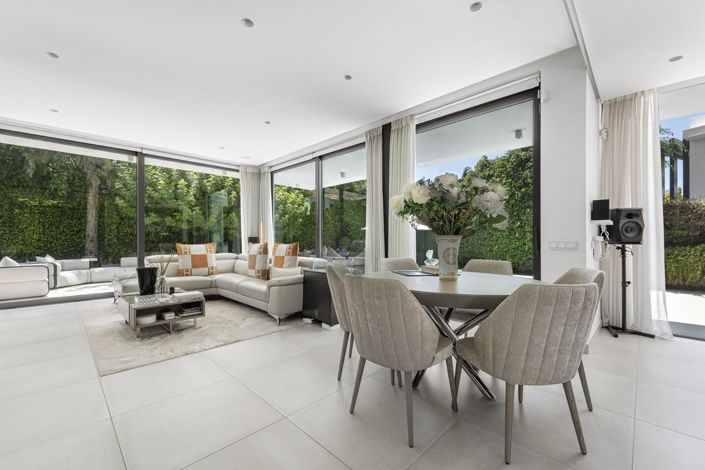 Image No.18-4 Bed Property for sale