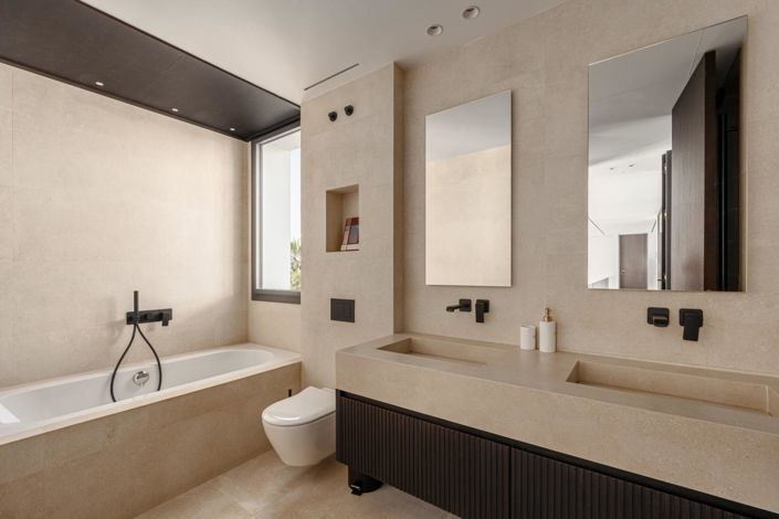 Image No.15-4 Bed Property for sale