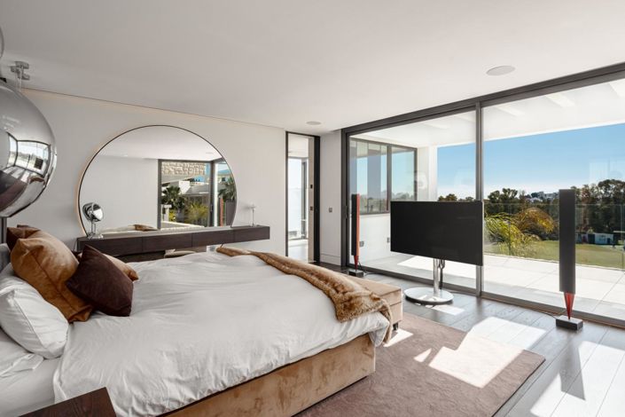 Image No.4-4 Bed Property for sale