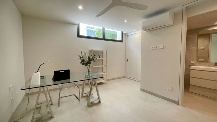 Image No.32-5 Bed Property for sale