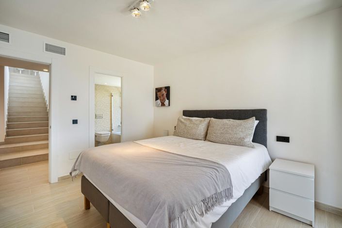 Image No.11-5 Bed Property for sale