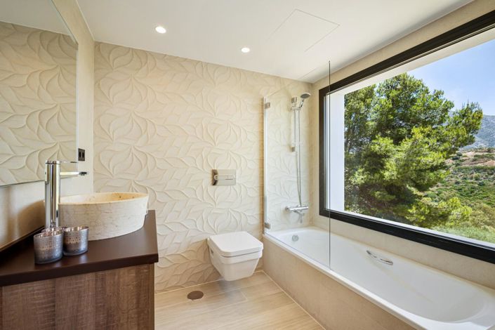 Image No.12-5 Bed Property for sale