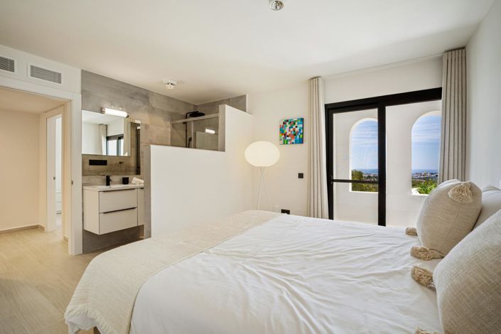 Image No.16-5 Bed Property for sale