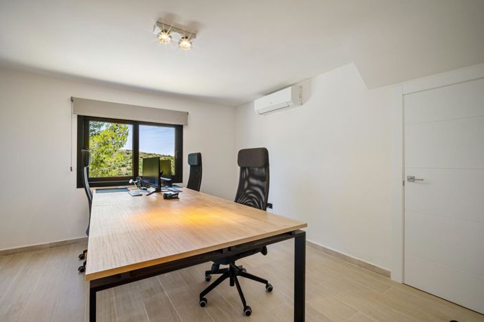 Image No.17-5 Bed Property for sale