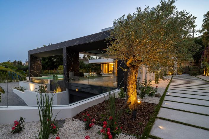 Image No.2-6 Bed Property for sale