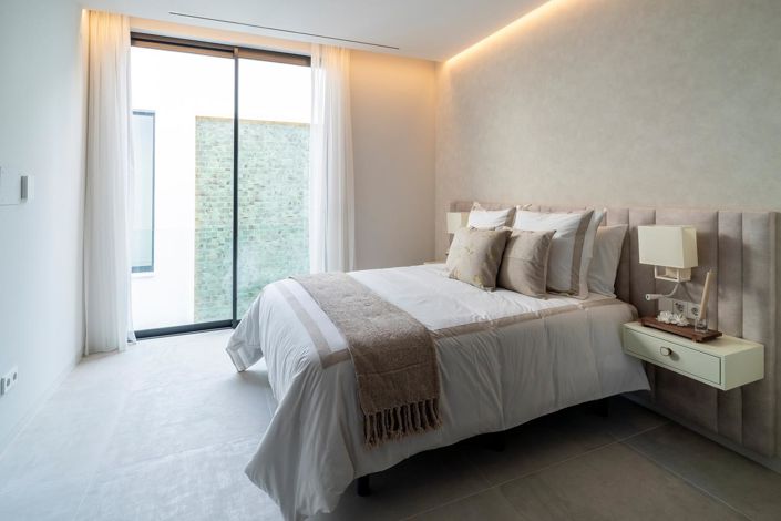 Image No.20-6 Bed Property for sale