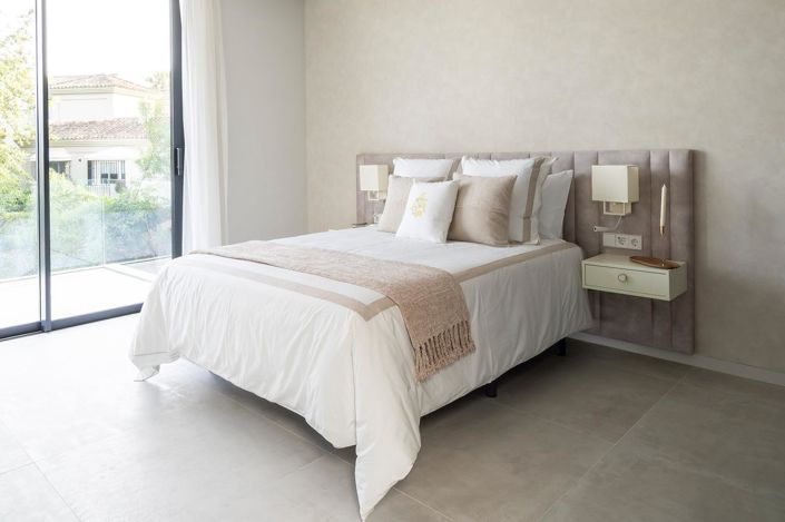 Image No.22-6 Bed Property for sale