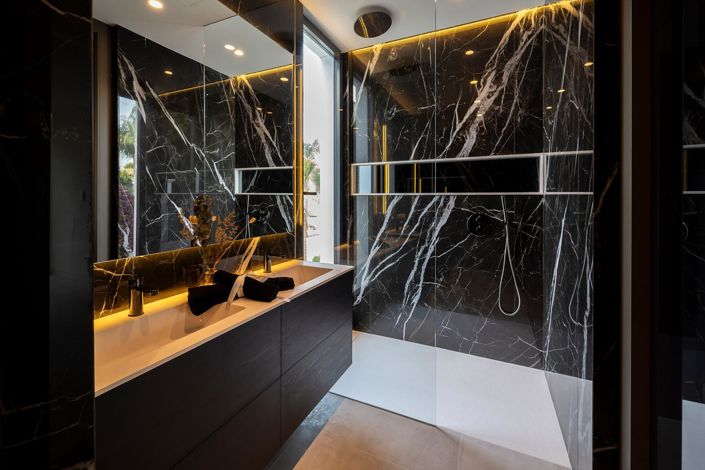 Image No.24-6 Bed Property for sale