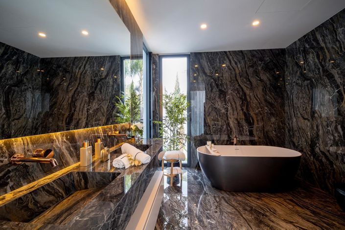 Image No.27-6 Bed Property for sale