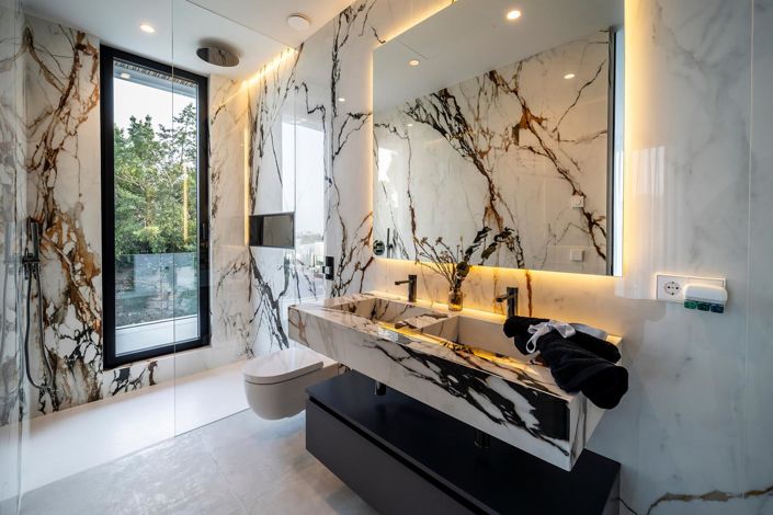 Image No.31-6 Bed Property for sale