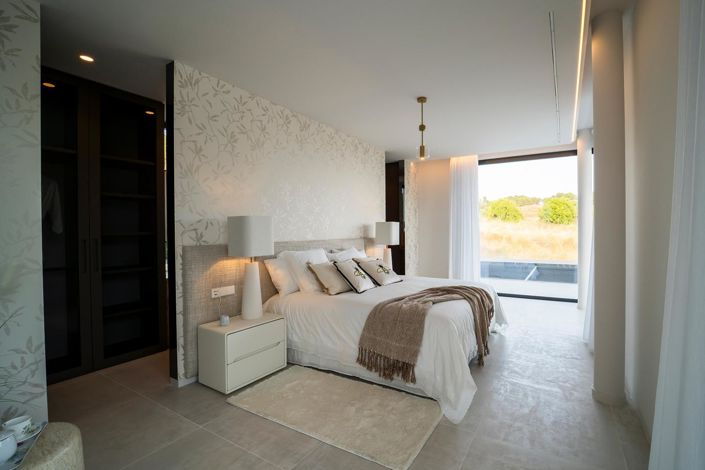 Image No.40-6 Bed Property for sale