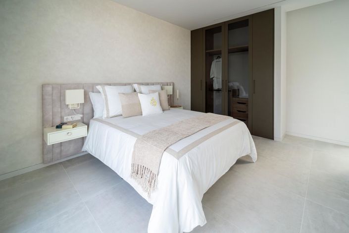 Image No.56-6 Bed Property for sale