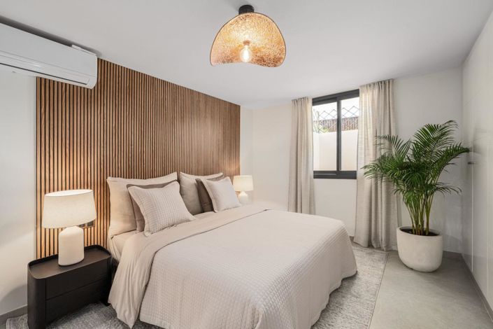 Image No.15-6 Bed Property for sale