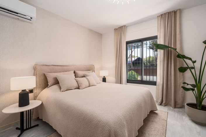 Image No.19-6 Bed Property for sale