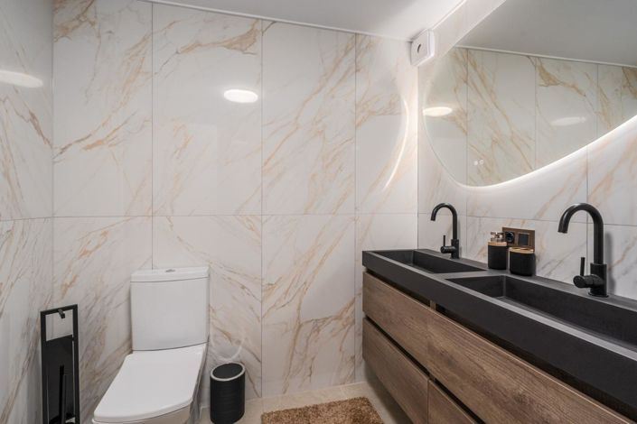 Image No.20-6 Bed Property for sale