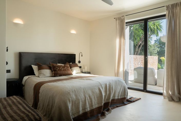 Image No.17-5 Bed Property for sale