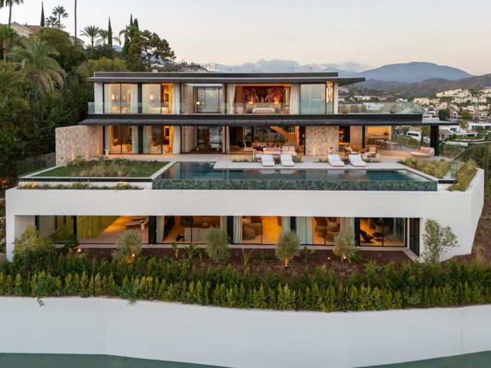 Image No.2-8 Bed Property for sale