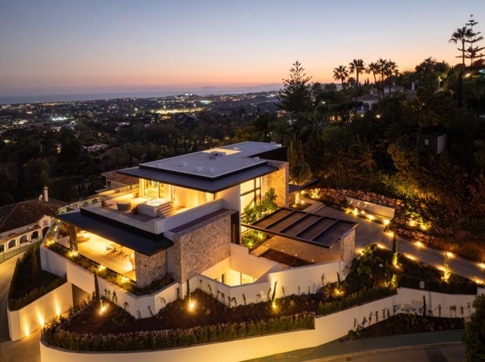 Image No.3-8 Bed Property for sale