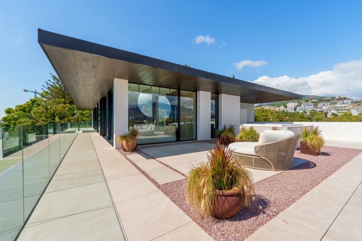 Image No.32-8 Bed Property for sale