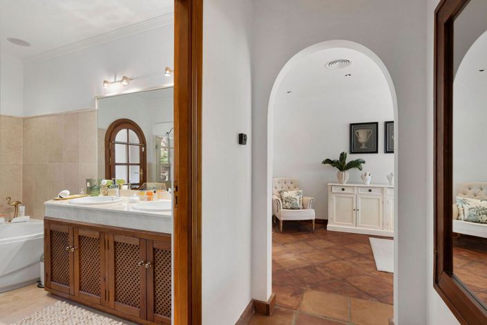 Image No.30-4 Bed Property for sale