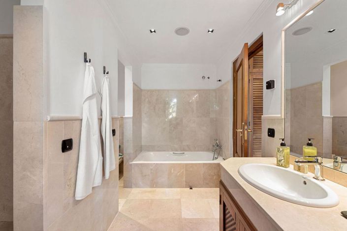 Image No.36-4 Bed Property for sale